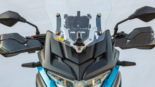 Voge DS650: cómo revisar el montaje del parabrisas AIRPAL. Fotografía editorial relacionada con parabrisas AIRPAL Voge DS650. publicada en Netaware