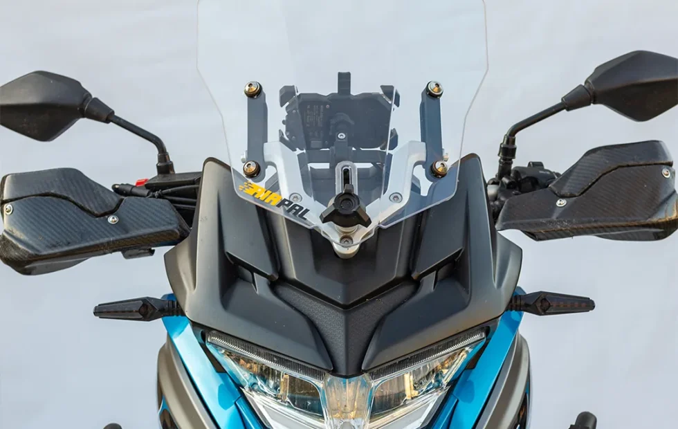 Voge DS650: cómo revisar el montaje del parabrisas AIRPAL. Fotografía editorial relacionada con parabrisas AIRPAL Voge DS650. publicada en Netaware