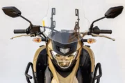 Yamaha XTZ 250 ABS: cómo verificar un parabrisas y sus fijaciones. Fotografía editorial relacionada con compatibilidad parabrisas XTZ 250 ABS. publicada en Netaware