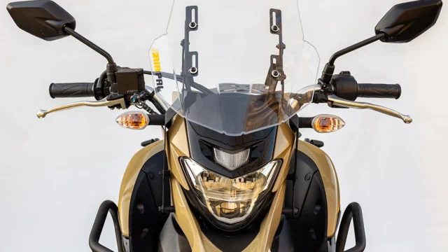 Yamaha XTZ 250 ABS: cómo verificar un parabrisas y sus fijaciones. Fotografía editorial relacionada con compatibilidad parabrisas XTZ 250 ABS. publicada en Netaware