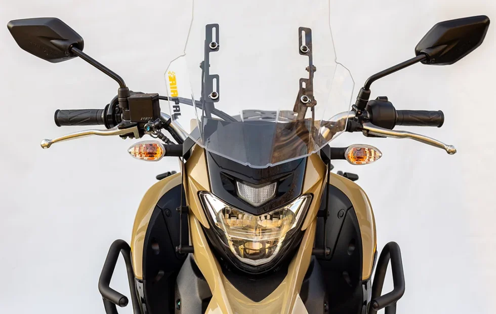 Yamaha XTZ 250 ABS: cómo verificar un parabrisas y sus fijaciones. Fotografía editorial relacionada con compatibilidad parabrisas XTZ 250 ABS. publicada en Netaware